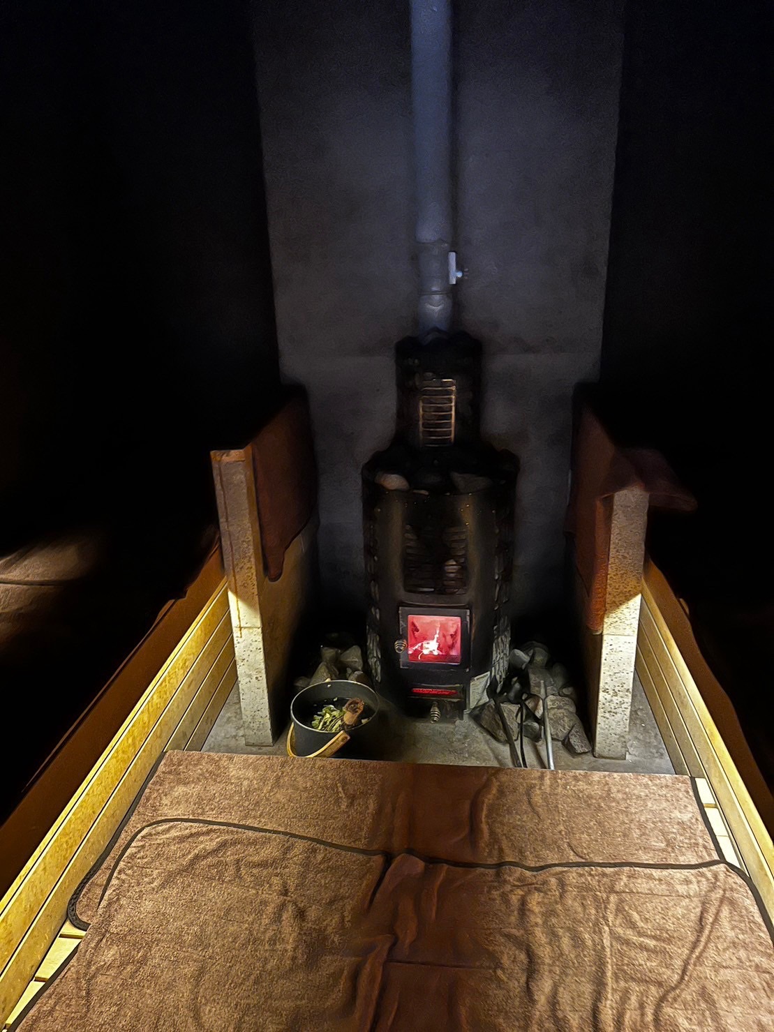 薪ストーブ式サウナ室 サウナランド浅草 内部写真