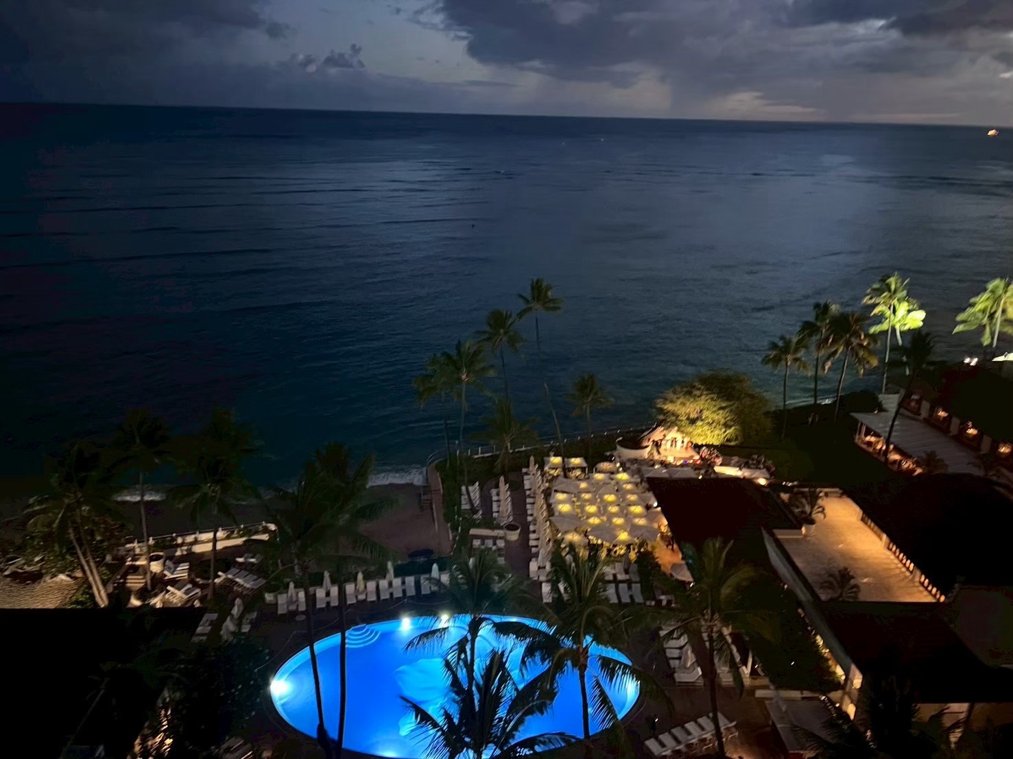 ハレクラニ　プールビュー夜